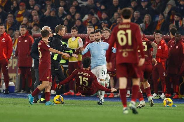 AS Roma v SS Lazio - Serie A Roma s Mats Hummels fights with Lazio s Taty Castellanos during the Serie A soccer match between AS Roma and SS Lazio at Stadio Olimpico in Rome, Italy, on January 5, 2025. Rome Italy  Copyright: xCiroxDexLucax originalFilename:deluca-romalazi250105_nphuI.jpg