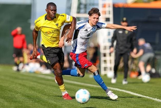 Sport Themen der Woche KW02 Sport Bilder des Tages Belek, Türkei, 06.01.25: Patrick Nkoa (Alemannia Aachen) und Otto Stange (Hamburger SV) im Kampf um den Ball während des Testspiels Alemannia Aachen - Hamburger SV im Trainingslager im Limak Arcadia Complex am 06. January 2025 in Belek, Türkei. Belek Limak Arcadia Sport Complex Turkey *** Belek, Turkey, 06 01 25 Patrick Nkoa Alemannia Aachen and Otto Stange Hamburger SV fighting for the ball during the test match Alemannia Aachen Hamburger SV in the training camp at Limak Arcadia Sport Complex on 06 January 2025 in Belek, Turkey Belek Limak Arcadia Sport Complex Turkey Copyright: xStefanxBrauer Brauer-Fotoagenturx