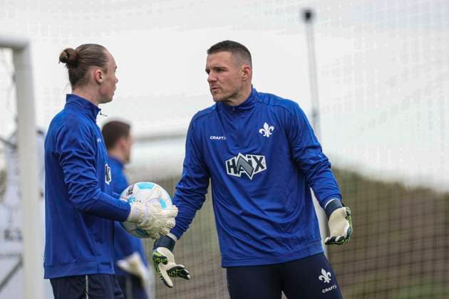Marcel Schuhen (rechts) im Gespräch mit Til Rohde (links) beim Trainingslager SV Darmstadt 98 - in Valencia, El Saler am 06.01.25 in El Saler, Valencia xamx Foto: Alfio Marino Copyright:
