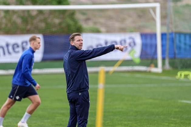 Trainer Florian Kohfeldt in Action beim Trainingslager SV Darmstadt 98 - in Valencia, El Saler am 06.01.25 in El Saler, Valencia xamx Foto: Alfio Marino