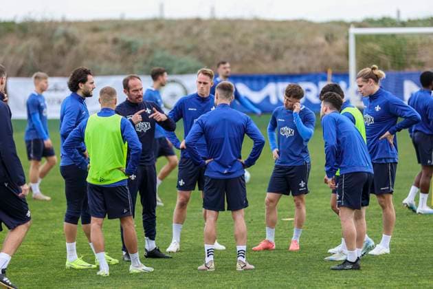Co-Trainer Martin Heck im Gespräch mit den Spielern beim Trainingslager SV Darmstadt 98 - in Valencia, El Saler am 06.01.25 in El Saler, Valencia xamx Foto: Alfio Marino