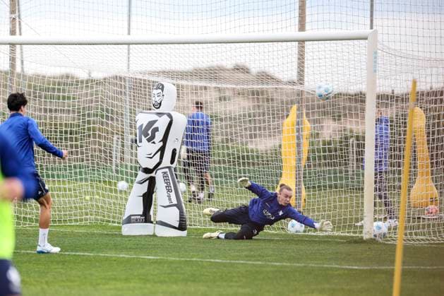Til Rohde in Action beim Trainingslager SV Darmstadt 98 - in Valencia, El Saler am 06.01.25 in El Saler, Valencia xamx Foto: Alfio Marino