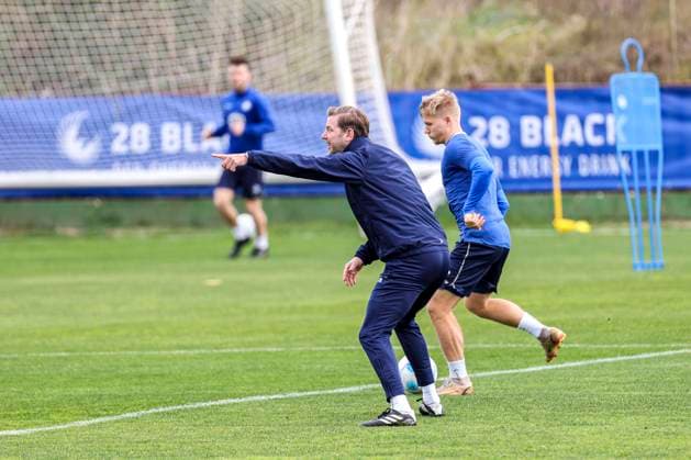 Trainer Florian Kohfeldt mit taktischen Anweisungen beim Trainingslager SV Darmstadt 98 - in Valencia, El Saler am 06.01.25 in El Saler, Valencia xamx Foto: Alfio Marino