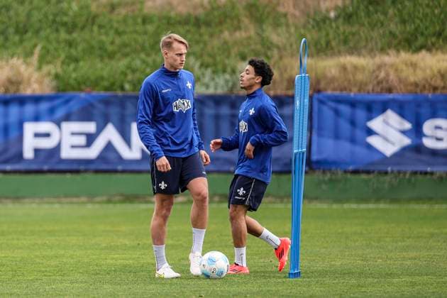 Othamane El Idrissi (rechts) und Oscar Vilhelmsson (links) beim Trainingslager SV Darmstadt 98 - in Valencia, El Saler am 06.01.25 in El Saler, Valencia xamx Foto: Alfio Marino