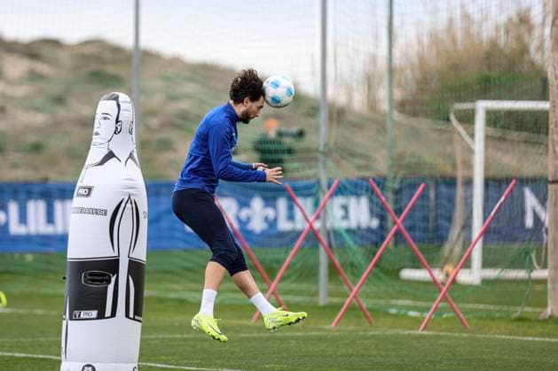 Fraser Hornby beim Kopfball beim Trainingslager SV Darmstadt 98 - in Valencia, El Saler am 06.01.25 in El Saler, Valencia xamx Foto: Alfio Marino