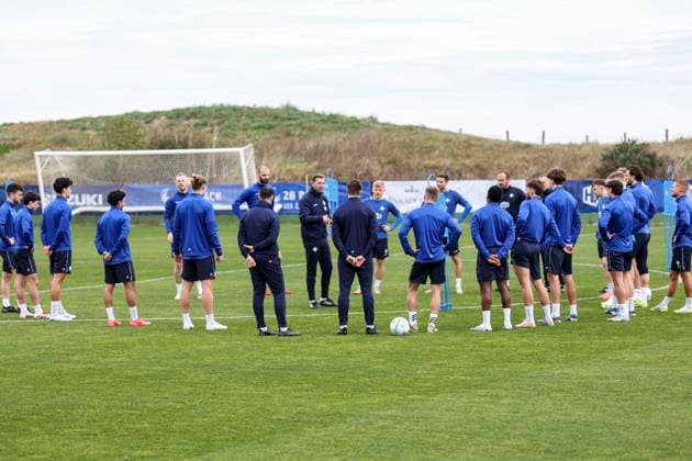Das Trainerteam im Gespräch mit der Mannschaft beim Trainingslager SV Darmstadt 98 - in Valencia, El Saler am 06.01.25 in El Saler, Valencia xamx Foto: Alfio Marino