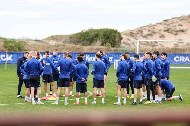 Das Trainer-Team im Gespräch mit der Mannschaft beim Trainingslager SV Darmstadt 98 - in Valencia, El Saler am 06.01.25 in El Saler, Valencia xamx Foto: Alfio Marino