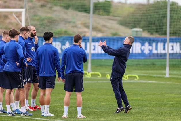 Co Trainer Darius Scholtysik im Gespräch mit den Spielern beim Trainingslager SV Darmstadt 98 - in Valencia, El Saler am 06.01.25 in El Saler, Valencia xamx Foto: Alfio Marino