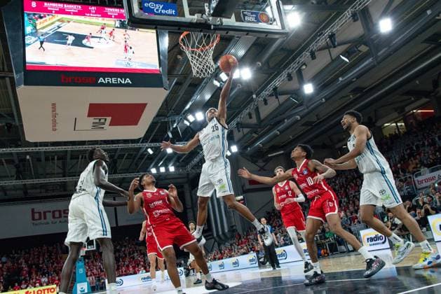 Sport Themen der Woche KW02 Sport Bilder des Tages Basketball, Bundesliga, Hauptrunde, 15. Spieltag, Bamberg Baskets - Veolia Towers Hamburg Towers, Brose Arena. Kenneth Ogbe von den Veolia Towers Hamburg beim Korbleger. links Noah Locke, rechts Ronaldo Segu von den Bamberg Baskets *** Basketball, Bundesliga, Main round, Matchday 15, Bamberg Baskets Veolia Towers Hamburg Towers, Brose Arena Kenneth Ogbe of Veolia Towers Hamburg taking a lay-up left Noah Locke, right Ronaldo Segu of Bamberg Baskets Copyright: