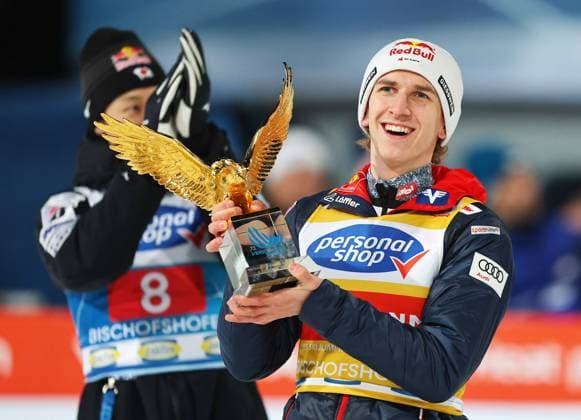 Bilder des Jahres 2025, Sport 01 Januar Sport Themen der Woche KW02 Sport Bilder des Tages Ski jumping, Skispringen, Ski, nordisch - FIS WC Bischofshofen BISCHOFSHOFEN,AUSTRIA,06.JAN.25 - NORDIC SKIING, SKI JUMPING - FIS World Cup, Four Hills Tournament, large hill. Image shows Ryoyu Kobayashi (JPN) and Daniel Tschofenig (AUT). Keywords: trophy.  GEPAxpictures xThomasxBachun