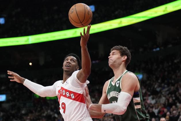 Sport Themen der Woche KW02 Sport Bilder des Tages January 6, 2025, Toronto, On, CANADA: Toronto Raptors guard RJ Barrett (9) and Milwaukee Bucks centre Brook Lopez (11) vie for control of the ball during first half NBA, Basketball Herren, USA basketball action in Toronto, Monday, Jan. 6, 2025. Bucks at Raptors NBA basketball  - ZUMAc35_ 20250106_zaf_c35_072 Copyright: xNathanxDenettex