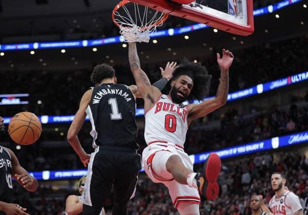 Sport Themen der Woche KW02 Sport Bilder des Tages CHICAGO, IL - JANUARY 06: Coby White 0 of the Chicago Bulls slam dunks over Victor Wembanyama 1 of the San Antonio Spurs during the second half against the San Antonio Spurs on January 6, 2025 at the United Center in Chicago, Illinois. (Photo by Melissa Tamez Icon Sportswire) NBA, Basketball Herren, USA JAN 06 Spurs at Bulls EDITORIAL USE ONLY Icon24010629