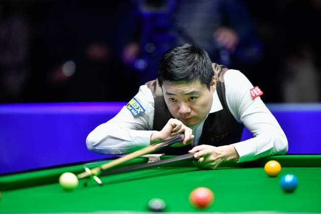 Sport Themen der Woche KW02 Sport Bilder des Tages LHASA, CHINA - JANUARY 06: Ding Junhui of China play a shot against Mark Williams of Wales on day 2 of 2025 Lhasa Winter Plateau Snooker Challenge on January 6, 2025 in Lhasa, Xizang Autonomous Region of China.  Copyright: xChinaxNewsxServicex 111540515930