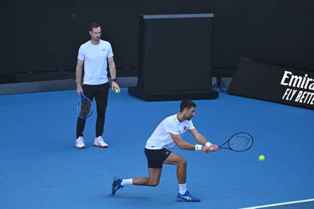 TENNIS AO CHARITY SINNER POPYRIN, Novak Djokovic of Serbia (right) in action as coach Andy Murray looks on during a training session at the Australian Open tennis tournament at Melbourne Park in Melbourne, Tuesday, January 7, 2025. ( NO ARCHIVING, EDITORIAL USE ONLY, NO USE IN BOOKS WITHOUT CONSENT MELBOURNE VICTORIA AUSTRALIA  Copyright: xJAMESxROSSx 20250107199648784043