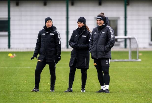 Fußball, Frauen, Saison 2024 2025, 2. Bundesliga, 1. FC Union Berlin, Training, v. l. Trainerin Ailien Poese (1. FC Union), Individualtrainerin Marie-Louise Eta (1. FC Union), Torwarttrainerin Dr. Laura Von Zadow (1. FC Union), 07.01. 2025, Copyright: xMatthiasxKochx