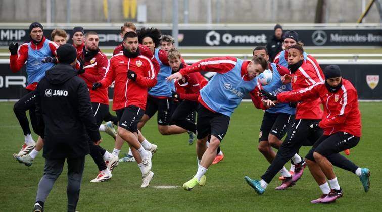 Sport Themen der Woche KW02 Sport Bilder des Tages BAU 07.01.2025 Stuttgart Fußball VfB Stuttgart Training, vorne v.l. Pascal Stenzel, Jeff Chabot, Deniz Undav, Atakan Karazor, Ermedin Demirovic (oben), Josha Vagnoman, Nick Woltemade, Nikolas Nartey, Jamie Leweling *** BAU 07 01 2025 Stuttgart Football VfB Stuttgart training, front from left Pascal Stenzel, Jeff Chabot, Deniz Undav, Atakan Karazor, Ermedin Demirovic top , Josha Vagnoman, Nick Woltemade, Nikolas Nartey, Jamie Leweling