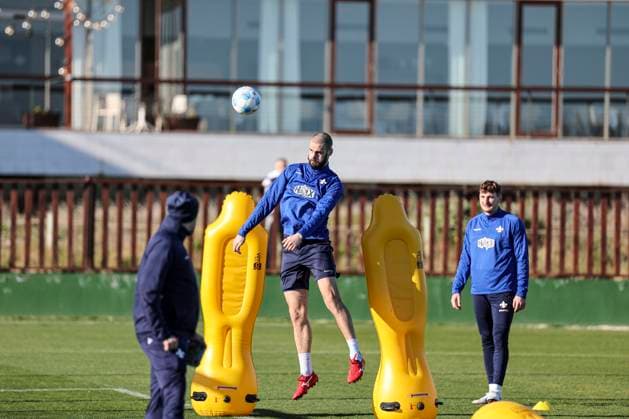 Kopfballtraining im Trainingslager SV Darmstadt 98 - in Valencia, El Saler am 07.01.25 in El Saler, Valencia xamx Foto: Alfio Marino