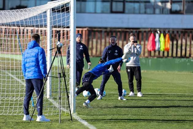 Tim Rohde (im Tor) wird von Co-Trainer Darius Scholtysik angefeuert beim Trainingslager SV Darmstadt 98 - in Valencia, El Saler am 07.01.25 in El Saler, Valencia xamx Foto: Alfio Marino