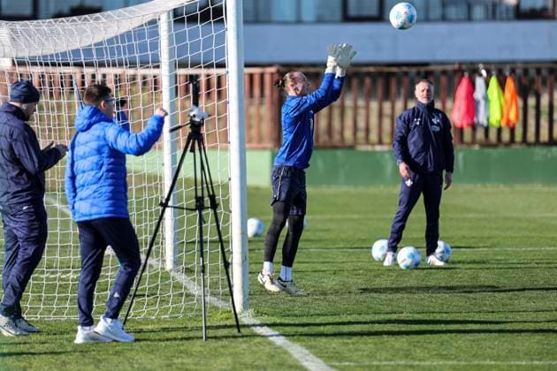 Til Rohde in Action im Hintergrund beobachtet Darius Scholtysik das Geschehen beim Trainingslager SV Darmstadt 98 - in Valencia, El Saler am 07.01.25 in El Saler, Valencia xamx Foto: Alfio Marino