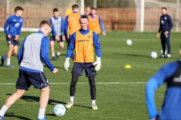 Til Rohde im Hintergrund am Ball beim Trainingslager SV Darmstadt 98 - in Valencia, El Saler am 07.01.25 in El Saler, Valencia xamx Foto: Alfio Marino
