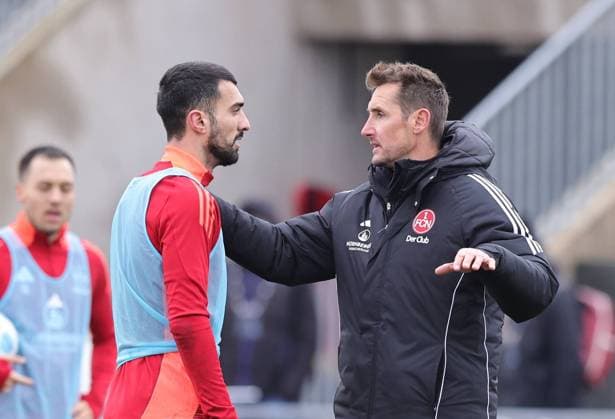 06.01.2025 - Fussball - 2. Fussball-Bundesliga - Saison 2024 2025 - 1. FC Nürnberg FCN ( Club ) - Trainingslager Winter Wintertrainingslager - adidas Homeground - Zink DaMa - xdaxmax - Miroslav Miro Klose ( Trainer 1. FC Nürnberg FCN ) gibt Anweisungen an Mahir Emreli (30, 1. FC Nürnberg FCN ) *** 06 01 2025 Soccer 2 Soccer Bundesliga Season 2024 2025 1 FC Nuremberg FCN Club Training Camp Winter Winter Training Camp adidas Homeground Zink DaMa xdaxmax Miroslav Miro Klose Coach 1 FC Nuremberg FCN gives instructions to Mahir Emreli 30, 1 FC Nuremberg FCN
