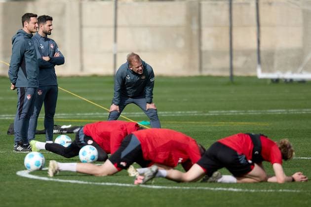 TRAINING GROUNDS, TA™ QALI, MALTA: JANUARY 7, 2025 Markus Anfang (top centre), head coach of 1. FC Kaiserslautern oversees his team™s training at the Training Grounds, Ta™ Qali, Malta on January 7, 2025. The 2. Bundesliga German team is undergoing a week winter training camp in Malta as from January 3, 2025. 1. FC Kaiserslautern winter training camp in Malta 2025. MLT_FCK_2025