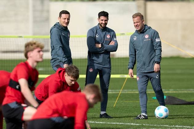 Sport Bilder des Tages TRAINING GROUNDS, TA™ QALI, MALTA: JANUARY 7, 2025 Markus Anfang (right), head coach of 1. FC Kaiserslautern, and assistant coaches Niklas Martin (centre) and Florian Junge (left) gesture during his team™s training at the Training Grounds, Ta™ Qali, Malta on January 7, 2025. The 2. Bundesliga German team is undergoing a week winter training camp in Malta as from January 3, 2025. 1. FC Kaiserslautern winter training camp in Malta 2025. MLT_FCK_2025