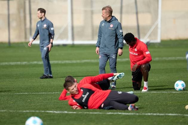 1. FC Kaiserslautern winter training camp in Malta 2025. Markus Anfang (top, right), head coach of 1. FC Kaiserslautern, oversees his team s training at the Training Grounds in Ta Qali, Malta, on January 7, 2025. The 2. Bundesliga German team undergoes a week-long winter training camp in Malta starting from January 3, 2025. Rabat Ta Qali Malta  Copyright: xDomenicxAquilinax originalFilename:aquilina-1fckaise250107_npCUF.jpg