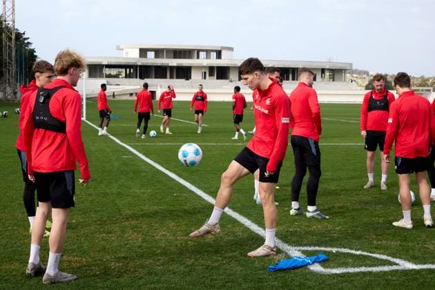 1. FC Kaiserslautern winter training camp in Malta 2025. Soccer players of 1. FC Kaiserslautern prepare for training at the Training Grounds in Ta Qali, Malta, on January 7, 2025. The 2. Bundesliga German team undergoes a week-long winter training camp in Malta starting from January 3, 2025. Rabat Ta Qali Malta  Copyright: xDomenicxAquilinax originalFilename:aquilina-1fckaise250107_npUr2.jpg