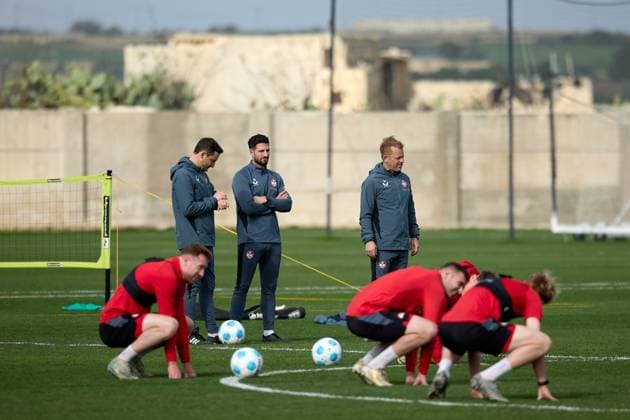 1. FC Kaiserslautern winter training camp in Malta 2025. Markus Anfang (top right), head coach of 1. FC Kaiserslautern, oversees his team s training at the Training Grounds in Ta Qali, Malta, on January 7, 2025. The 2. Bundesliga German team undergoes a week-long winter training camp in Malta starting from January 3, 2025. Rabat Ta Qali Malta  Copyright: xDomenicxAquilinax originalFilename:aquilina-1fckaise250107_npq9W.jpg