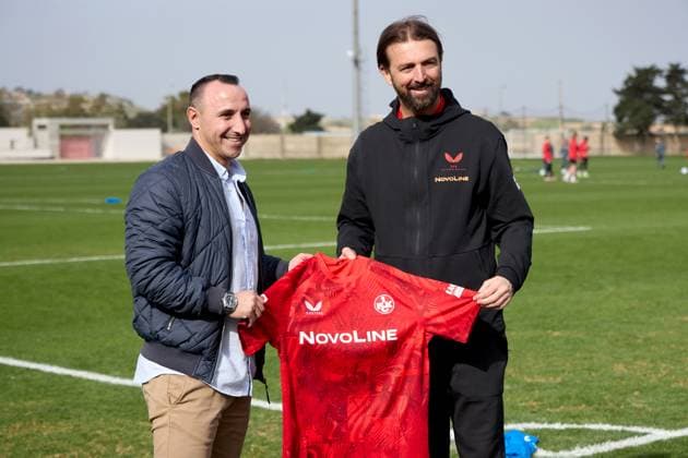 Sport Bilder des Tages 1. FC Kaiserslautern winter training camp in Malta 2025. Maltese former 1. FC Kaiserslautern soccer player Michael Mifsud (left) receives a club jersey memento from Thomas Hengen (right), club managing director, prior to a 1. FC Kaiserslautern training event at the Training Grounds in Ta Qali, Malta, on January 7, 2025. The 2. Bundesliga German team undergoes a week-long winter training camp in Malta starting January 3, 2025. Rabat Ta Qali Malta  Copyright: xDomenicxAquilinax originalFilename:aquilina-1fckaise250107_npXxi.jpg