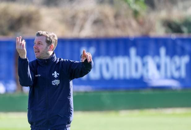 Sport Themen der Woche KW02 Sport Bilder des Tages Fussball - 2. BL - Trainingslager SV Darmstadt 98 - El Saler - Tag 3 - 07.01.25, Trainer Florian Kohfeldt, - *** Soccer 2 BL Training Camp SV Darmstadt 98 El Saler Day 3 07 01 25, Coach Florian Kohfeldt,