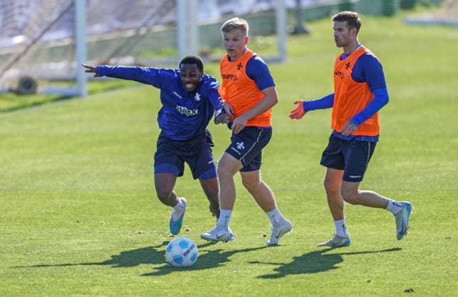 Fussball - 2. BL - Trainingslager SV Darmstadt 98 - El Saler - Tag 3 - 07.01.25, Merveille Papela, Andreas Müller, Tobias Kempe, -