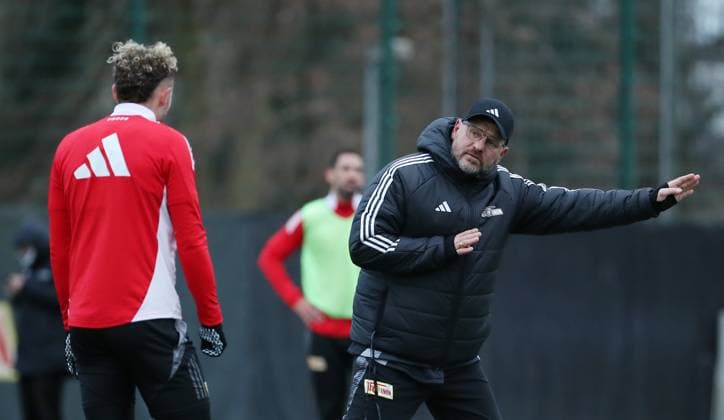 Sport Themen der Woche KW02 Sport Bilder des Tages Trainer Steffen Baumgart redet mit Benedict Hollerbach Fußball Fussball Training 1.Bundesliga Herren DFL Saison 2024 2025 07.01.2025 1.FC Union Berlin FCU DFL regulations prohibit any use of photographs as image sequences and or quasi-video. *** Coach Steffen Baumgart talks to Benedict Hollerbach Sport Football Soccer Training 1 Bundesliga Men DFL Season 2024 2025 07 01 2025 1 FC Union Berlin FCU DFL regulations prohibit any use of photographs as image sequences and or quasi video
