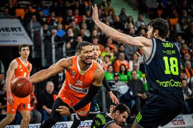Sport Themen der Woche KW02 Sport Bilder des Tages Karim Jallow (ratiopharm ulm) und Mike Tobey (Dreamland Gran Canaria) im Zweikampf waehrend des EuroCup spiels zwischen ratiopharm ulm v Dreamland Gran Canaria in der ratiopharm Arena am 07. January 2025 in Neu-Ulm, Deutschland. (Foto von Harry Langer DeFodi Images) +++ Karim Jallow (ratiopharm ulm) und Mike Tobey (Dreamland Gran Canaria) battle for the ball during the EuroCup match between ratiopharm ulm v Dreamland Gran Canaria at ratiopharm Arena on January 7, 2025 in Neu-Ulm, Germany. (Photo by Harry Langer DeFodi Images) Defodi-541_ULMGRA2025017_038 *** Karim Jallow ratiopharm ulm and Mike Tobey Dreamland Gran Canaria battle for the ball during the EuroCup match between ratiopharm ulm v Dreamland Gran Canaria at ratiopharm Arena on January 07, 2025 in Neu Ulm, Germany, Germany Photo by Harry Langer DeFodi Images Karim Jallow ratiopharm ulm and Mike Tobey Dreamland Gran Canaria battle for the ball during the EuroCup match between ratiopharm ulm v Dreamland Gran Canaria at ratiopharm Arena on January 7, 2025 in Neu Ulm, Germany Photo by Harry Langer DeFodi Images Defodi 541 ULMGRA2025017 038 Defodi-541