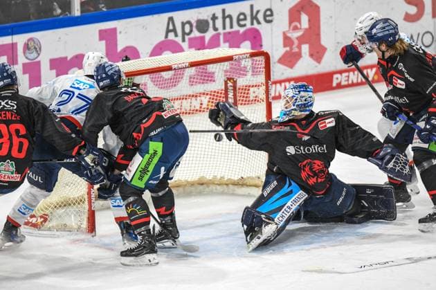 Sport Themen der Woche KW02 Sport Bilder des Tages Straubing Tigers vs. Adler Mannheim, Eishockey, Deutsche Eishockey Liga, Penny DEL,33.Spieltag, Hauptrunde, Saison 2024 2025, 07.01.2025 Florian Bugl (Straubing Tigers) ist geschlagen, Yannik Proske (Adler Mannheim) schiebt ein, Eishockey Herren, Deutsche Eishockey Liga, Penny DEL, 33.Spieltag, Saison 2024 2025 am 07.01.2025 im Eisstadion am Pulverturm, Straubing Tigers (schwarz) gegen Adler Mannheim (weiss) *** Straubing Tigers vs Adler Mannheim, Ice Hockey, German Ice Hockey League, Penny DEL,33 Matchday, Main Round, Season 2024 2025, 07 01 2025 Florian Bugl Straubing Tigers is beaten, Yannik Proske Adler Mannheim slips in, Ice Hockey Men, German Ice Hockey League, Penny DEL, 33 Matchday, Season 2024 2025 on 07 01 2025 at Eisstadion am Pulverturm, Straubing Tigers black vs Adler Mannheim white