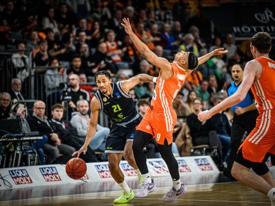 Sport Themen der Woche KW02 Sport Bilder des Tages Mehdy Ngouama (Dreamland Gran Canaria) und Alfonso Plummer (ratiopharm ulm) im Zweikampf waehrend des EuroCup spiels zwischen ratiopharm ulm v Dreamland Gran Canaria in der ratiopharm Arena am 07. January 2025 in Neu-Ulm, Deutschland. (Foto von Harry Langer DeFodi Images) +++ Mehdy Ngouama (Dreamland Gran Canaria) und Alfonso Plummer (ratiopharm ulm) battle for the ball during the EuroCup match between ratiopharm ulm v Dreamland Gran Canaria at ratiopharm Arena on January 7, 2025 in Neu-Ulm, Germany. (Photo by Harry Langer DeFodi Images) Defodi-541_ULMGRA2025017_098 *** Mehdy Ngouama Dreamland Gran Canaria and Alfonso Plummer ratiopharm ulm battle for the ball during the EuroCup match between ratiopharm ulm v Dreamland Gran Canaria at ratiopharm Arena on January 07, 2025 in Neu Ulm, Germany, Germany Photo by Harry Langer DeFodi Images Mehdy Ngouama Dreamland Gran Canaria and Alfonso Plummer ratiopharm ulm battle for the ball during the EuroCup match between ratiopharm ulm v Dreamland Gran Canaria at ratiopharm Arena on January 7, 2025 in Neu Ulm, Germany Photo by Harry Langer DeFodi Images Defodi 541 ULMGRA2025017 098 Defodi-541