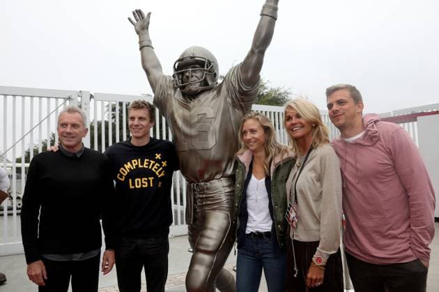 49ers legend Joe Montana knows how Dwight Clark would feel about The Catch statue Joe Montana poses with his wife Jennifer and three of their children -- Nathaniel, Elizabeth and Nicky -- next to a new statue of the San Francisco 49ers Hall of Fame quarterback after it was unveiled at Levi s Stadium in Santa Clara, Calif. on Sunday, Oct. 21, 2018. The statue pairs with one depicting Dwight Clark making The Catch, the iconic touchdown play from 1982 that started the team s run of Super Bowl years. (Karl Mondon Bay Area News Group TNS) Santa Clara CA USA EDITORIAL USE ONLY Copyright: xx 1243241 KarlxMondonx krtphotoslive843018