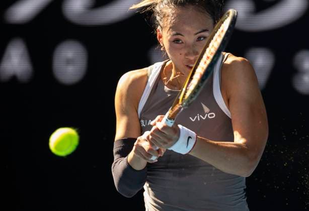 (250108) -- MELBOURNE, Jan. 8, 2025 -- Zheng Qinwen of China hits a return during an exhibition match against Elina Svitolina of Ukraine at Australian Open tennis tournament in Melbourne, Australia, Jan. 8, 2025. (Photo by Xinhua) (SP)AUSTRALIA-MELBOURNE-TENNIS-AUSTRALIAN OPEN-EXHIBITION MATCH ChuxChen 