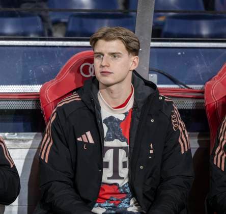 06.01.2025, Fussball 1. Bundesliga 2024 2025, Testspiel: RB Salzburg - FC Bayern München, in der Red Bull Arena Salzburg. Grayson Dettoni (Bayern München) auf der Bank. *** 06 01 2025, Soccer 1 Bundesliga 2024 2025, Test match RB Salzburg FC Bayern Munich, in the Red Bull Arena Salzburg Grayson Dettoni Bayern Munich on the bench