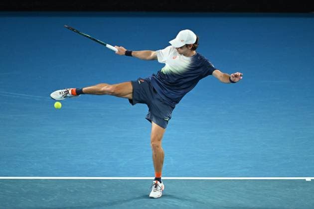 Sport Bilder des Tages TENNIS AO CHARITY ALCARAZ MINAUR, Alex de Minaur of Australia kicks the tennis ball during their charity match between Carlos Alcaraz of Spain and Alex de Minaur of Australia at Rod Laver Arena in Melbourne, Wednesday, January 8, 2025. ( NO ARCHIVING, EDITORIAL USE ONLY, NO USE IN BOOKS WITHOUT CONSENT MELBOURNE VICTORIA AUSTRALIA  Copyright: xJAMESxROSSx 20250108189561025257