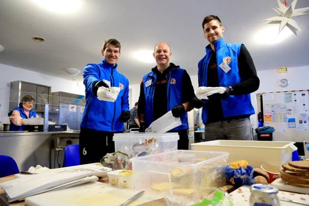 Sport Bilder des Tages DEU, DVV, 1.VBL, BR Volleys , Stadtmission, 08.01.2025, Stadtmission Berlin, Berlin, DEU, DVV, 1.VBL, BR Volleys , Stadtmission, im Bild Spieler und Trainer helfen in der Stadtmission Trainer Joel Banks (BR Volleys), Johannes Tille (BR Volleys 6), Moritz Reichert (BR Volleys 15) Foto: Juergen Engler nordphoto GmbH