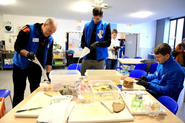 DEU, DVV, 1.VBL, BR Volleys , Stadtmission, 08.01.2025, Stadtmission Berlin, Berlin, DEU, DVV, 1.VBL, BR Volleys , Stadtmission, im Bild Spieler und Trainer helfen in der Stadtmission Trainer Joel Banks (BR Volleys), Johannes Tille (BR Volleys 6), Moritz Reichert (BR Volleys 15) Foto: Juergen Engler nordphoto GmbH