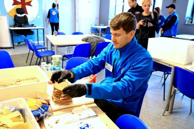 DEU, DVV, 1.VBL, BR Volleys , Stadtmission, 08.01.2025, Stadtmission Berlin, Berlin, DEU, DVV, 1.VBL, BR Volleys , Stadtmission, im Bild Spieler und Trainer helfen in der Stadtmission Johannes Tille (BR Volleys 6) Foto: Juergen Engler nordphoto GmbH