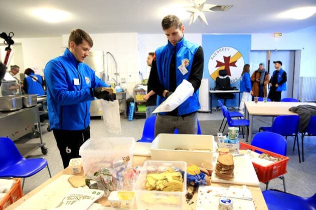 DEU, DVV, 1.VBL, BR Volleys , Stadtmission, 08.01.2025, Stadtmission Berlin, Berlin, DEU, DVV, 1.VBL, BR Volleys , Stadtmission, im Bild Spieler und Trainer helfen in der Stadtmission Johannes Tille (BR Volleys 6), Moritz Reichert (BR Volleys 15) Foto: Juergen Engler nordphoto GmbH