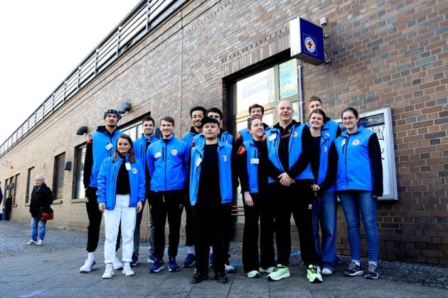 DEU, DVV, 1.VBL, BR Volleys , Stadtmission, 08.01.2025, Stadtmission Berlin, Berlin, DEU, DVV, 1.VBL, BR Volleys , Stadtmission, im Bild Spieler und Trainer helfen in der Stadtmission Foto: Juergen Engler nordphoto GmbH