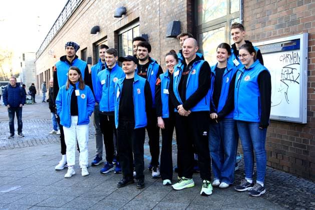 DEU, DVV, 1.VBL, BR Volleys , Stadtmission, 08.01.2025, Stadtmission Berlin, Berlin, DEU, DVV, 1.VBL, BR Volleys , Stadtmission, im Bild Spieler und Trainer helfen in der Stadtmission Foto: Juergen Engler nordphoto GmbH