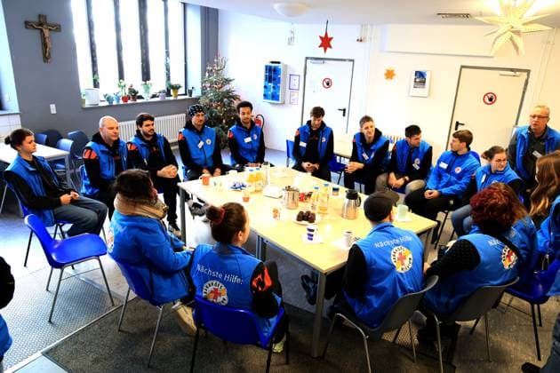 DEU, DVV, 1.VBL, BR Volleys , Stadtmission, 08.01.2025, Stadtmission Berlin, Berlin, DEU, DVV, 1.VBL, BR Volleys , Stadtmission, im Bild Spieler und Trainer helfen in der Stadtmission BR Volleys-Spielerkreis Foto: Juergen Engler nordphoto GmbH