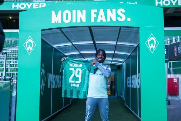 Sport Themen der Woche KW02 Sport Bilder des Tages GER, 1.FBL, Werder Bremen Issa Kabore (Werder Bremen 29) 08.01.2025, Pressekonferenzraum, Bremen, GER, 1.FBL, Werder Bremen Issa Kabore (Werder Bremen 29) Mixedzone Issa Kabore (Werder Bremen 29) Vorstellung und am Podium im Medienraum sitzend während einer Mixed Zone. *** GER, 1 FBL, Werder Bremen Issa Kabore Werder Bremen 29 08 01 2025, Press conference room, Bremen, GER, 1 FBL, Werder Bremen Issa Kabore Werder Bremen 29 Mixed zone Issa Kabore Werder Bremen 29 Presentation and sitting at the podium in the media room during a mixed zone nordphotoxGmbHxx xKokenge nph00001