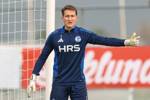 Belek, Türkei, 08.01.25: Torwart Ron-Thorben Hoffmann (FC Schalke 04) gestikuliert, Gestik waehrend des Trainings im Trainingslager von FC Schalke 04 im Titanic Deluxe Football Center am 08. January 2025 in Belek, Türkei. Belek Titanic Deluxe Football Center Turkey *** Belek, Turkey, 08 01 25 Goalkeeper Ron Thorben Hoffmann FC Schalke 04 gestures, gestures during training at the training camp of FC Schalke 04 at Titanic Deluxe Football Center on 08 January 2025 in Belek, Turkey Belek Titanic Deluxe Football Center Turkey Copyright: xStefanxBrauer Brauer-Fotoagenturx